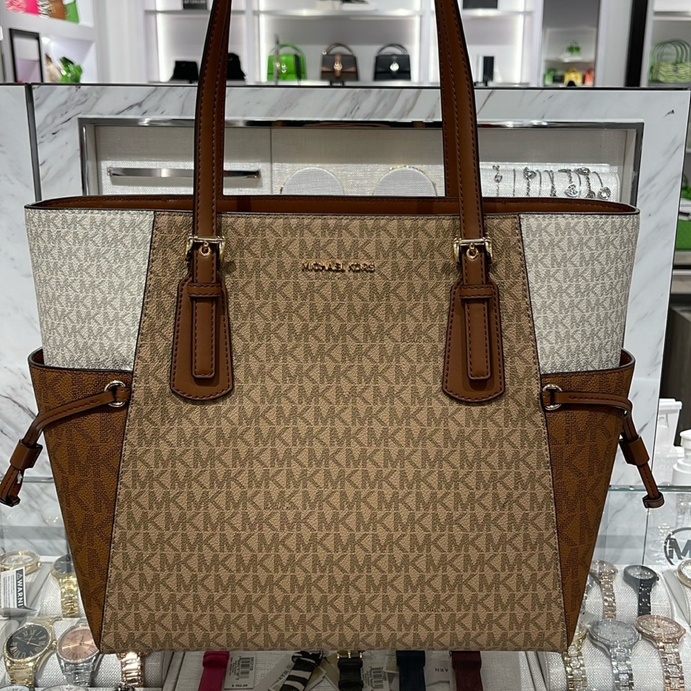 Michael Kors Voyager Large Color-Block Signature Logo Tote Bag
Camel Multi - Picture 1 of 16